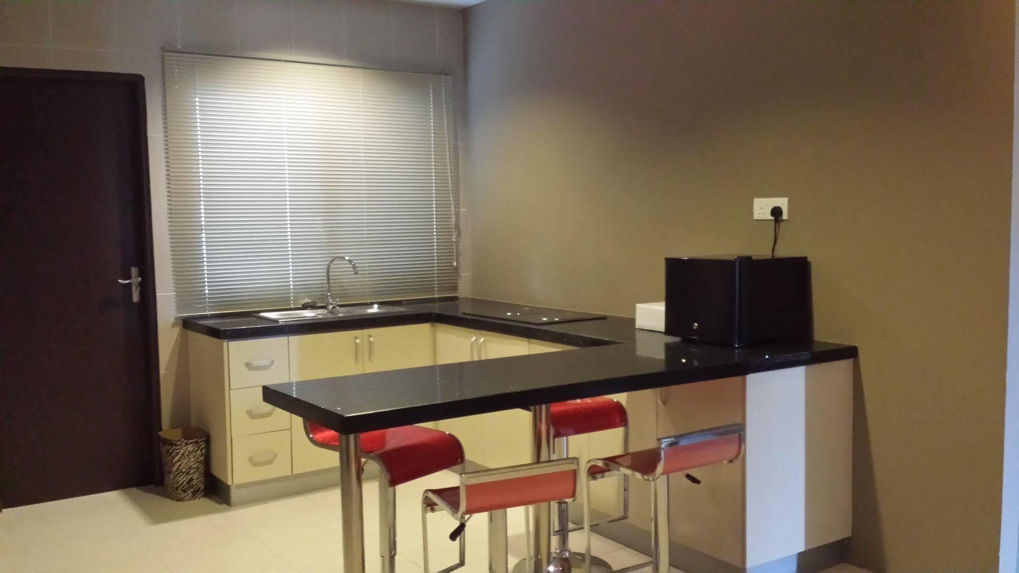 Tribeca Suites Κουτσίνγκ Εξωτερικό φωτογραφία